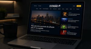 Distribuição de notícias em portais de comunicação, representada por notebook exibindo publicação no Estadão em ambiente corporativo